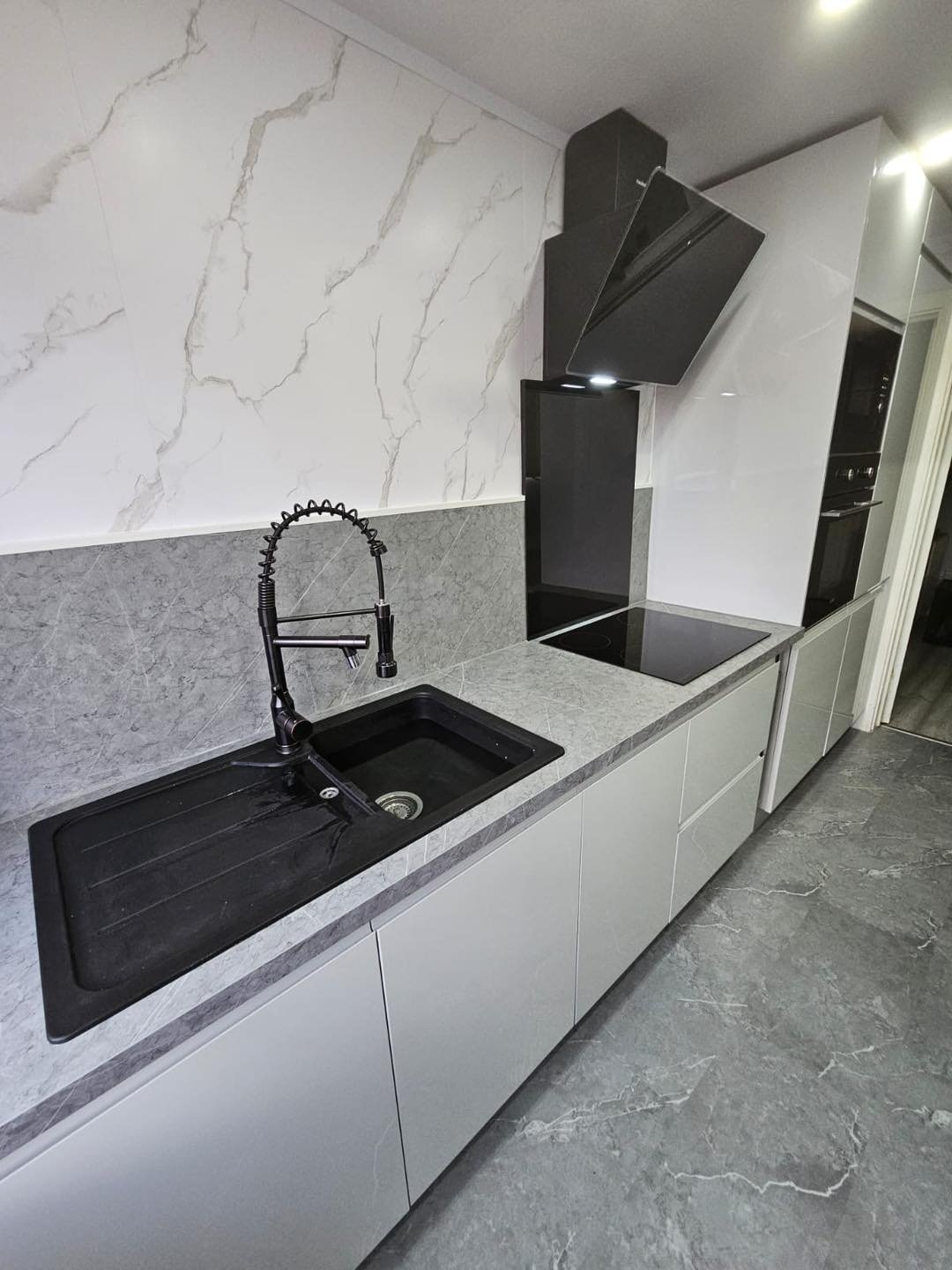 Kitchen worktops, splashback, lighting and finishing material selection